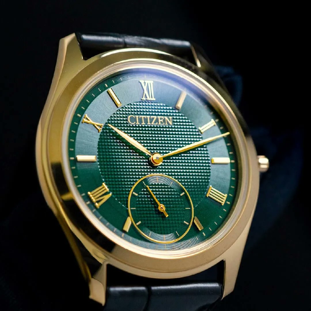 kk_harada's tweet photo. CITIZEN シチズン エコ・ドライブ ワン AQ5022-02W

「アンバーイエロー」のケースに、ワインボトルにインスパイアを得たボトルグリーンカラーの文字板はローマ数字とバーインデックスを組み合わせたクラシカルな印象を放つ特別仕様です。

https://t.co/VQ2CrgO6cN https://t.co/SAoh69XLVE
