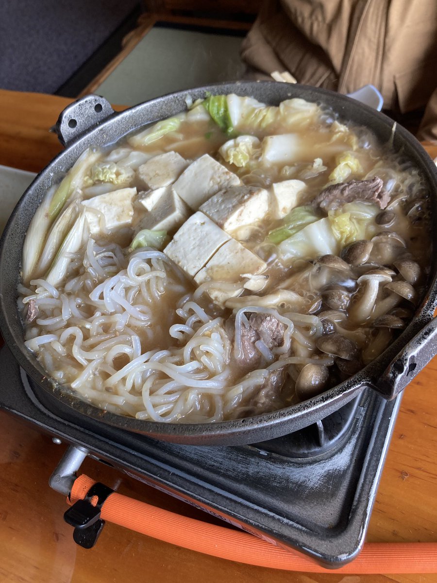 NzxbXe's tweet photo. 八戸・五戸強行旅行
自動販売機でお土産に大量購入してしまったチョコQ、まめQは、南部煎餅のチョコがけ。もう止まらなくなる絶品😋😋😋
五戸の尾形では、馬肉の海苔巻きと握り、そして桜鍋。
取り寄せと出来るけれど、やっぱり現地で食べるのは最高でした😋😋😋
#青森県
#八戸市
#五戸町
#南部 https://t.co/mywYSVO6HS