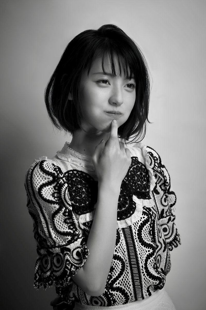 浜辺美波さん写実モノクロ最終値下げ オマケ。左がオリジナル写真。 右がアップスケール版。オレが白黒に