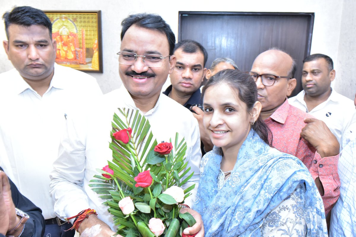 srp028's tweet image. आज टोंक जिला कार्यकारिणी ने माननीय उपमुख्यमंत्री जी प्रेमचंद बैरवा जी से उनके आवास स्थल पर मिलकर ज्ञापन सौंपा और उन्हें वेतन विसंगति संबंधी समस्या की जानकारी दी उन्होंने पूरी बात सुनकर सहमति जताई है और कार्य करने का आश्वासन दिया है 🙏🏻@BhajanlalBjp 
@AmritaSing83030 @casrajasthan