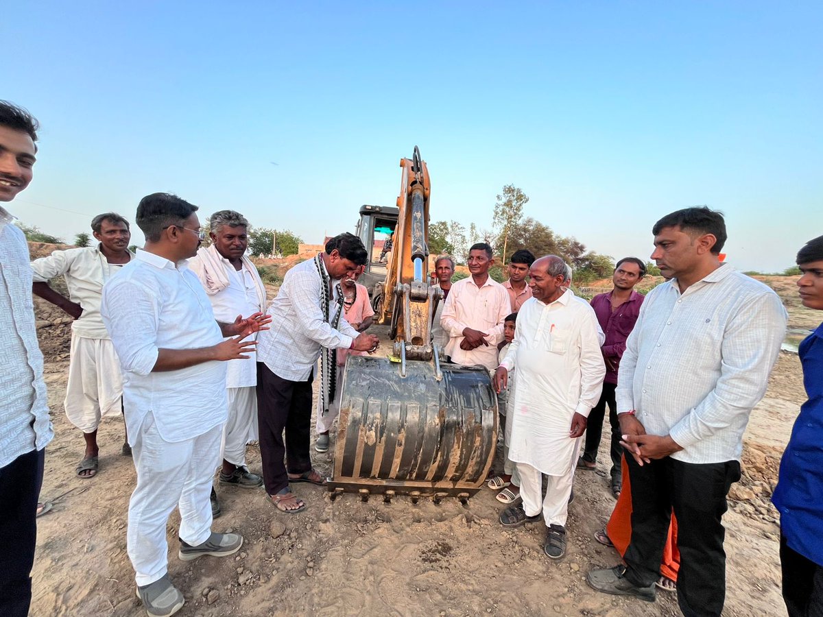 Naranraval21's tweet photo. "જળ બચાવવું એ માત્ર સંસાધન બચાવવાનો નહીં, પણ ભવિષ્ય બચાવવાનો સંકલ્પ છે.” આપણા વડા પ્રધામંત્રીશ્રી એ કેચ ધ રેન્ અંતર્ગત ગ્રામ્ય વિસ્તારોમાં પાણીની સમસ્યા હલ કરવા  આજે ધારાસભ્ય શ્રી કેસાજી ચૌહાણ ના હસ્તે  રવેલ ગામે તળાવ ઊંડું કરવાનો પ્રારંભ
@CollectorBK @CRPaatil @narendramodi https://t.co/JFeEbBUDr5