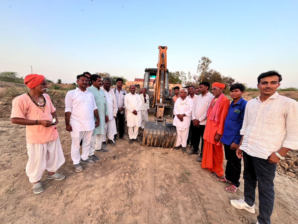 Naranraval21's tweet photo. "જળ બચાવવું એ માત્ર સંસાધન બચાવવાનો નહીં, પણ ભવિષ્ય બચાવવાનો સંકલ્પ છે.” આપણા વડા પ્રધામંત્રીશ્રી એ કેચ ધ રેન્ અંતર્ગત ગ્રામ્ય વિસ્તારોમાં પાણીની સમસ્યા હલ કરવા  આજે ધારાસભ્ય શ્રી કેસાજી ચૌહાણ ના હસ્તે  રવેલ ગામે તળાવ ઊંડું કરવાનો પ્રારંભ
@CollectorBK @CRPaatil @narendramodi https://t.co/JFeEbBUDr5