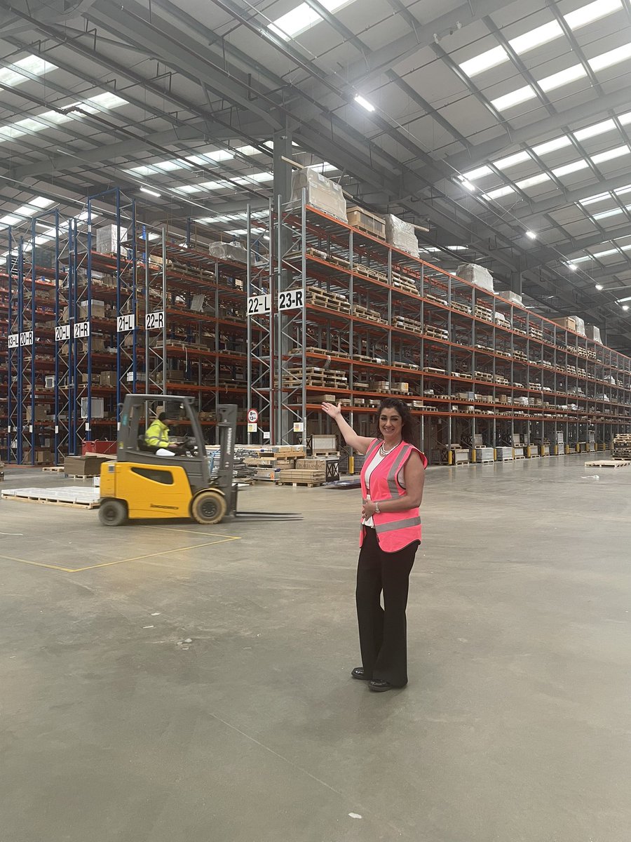 LatinZest's tweet photo. 🇬🇧 Did you know? #Porcelanosa’s UK HQ in Watford houses a massive 210,000 sq ft warehouse — the beating heart of its nationwide distribution network. From tiles to taps, that’s a lot of Spanish design flowing in thr UK 🏗️📦 #Porcelanosa #DesignDelivered #Logistics #womeninSTEM https://t.co/Lavxx0XaLY