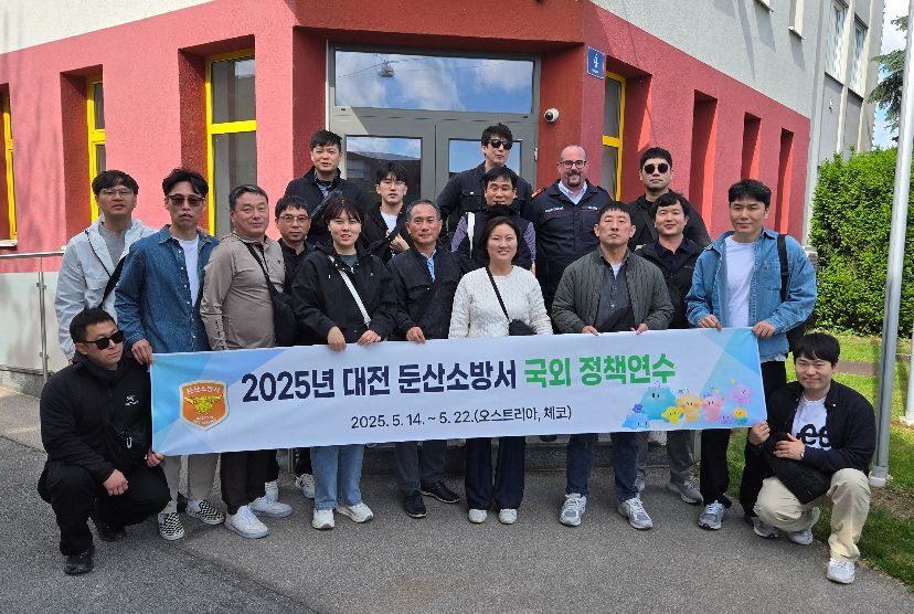 Eine Delegation aus 🇰🇷 besuchte heute den #ÖBFV in Wien. Die #Feuerwehr im Allgemeinen war Gegenstand einer angeregten Diskussion. Die Gäste aus der Stadt #Daejeon hatten insbesondere Fragen zum Ehrenamt, Ausstattung und Finanzierung.