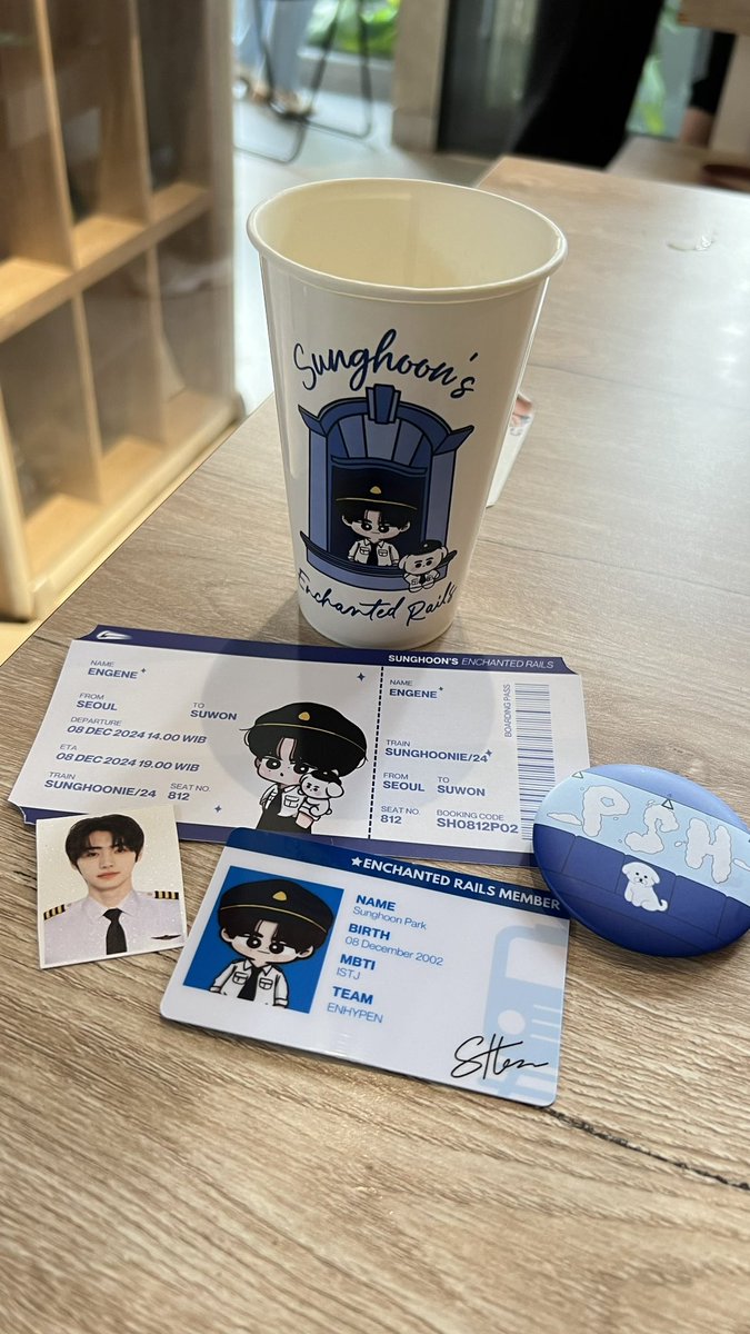 wmdip's tweet image. thank you so much @SUNGHOON_ID @PSHProjectINA ❤️
from this to this banget bisa menang undian big frame sunghoon!! jadinya ada hoon di rumah deh&amp;lt;3
sunghoon nya bakal aku jaga baik2 yaa😍🫶🏻 see you di next event!

#PSHEnchantedRails 🤍