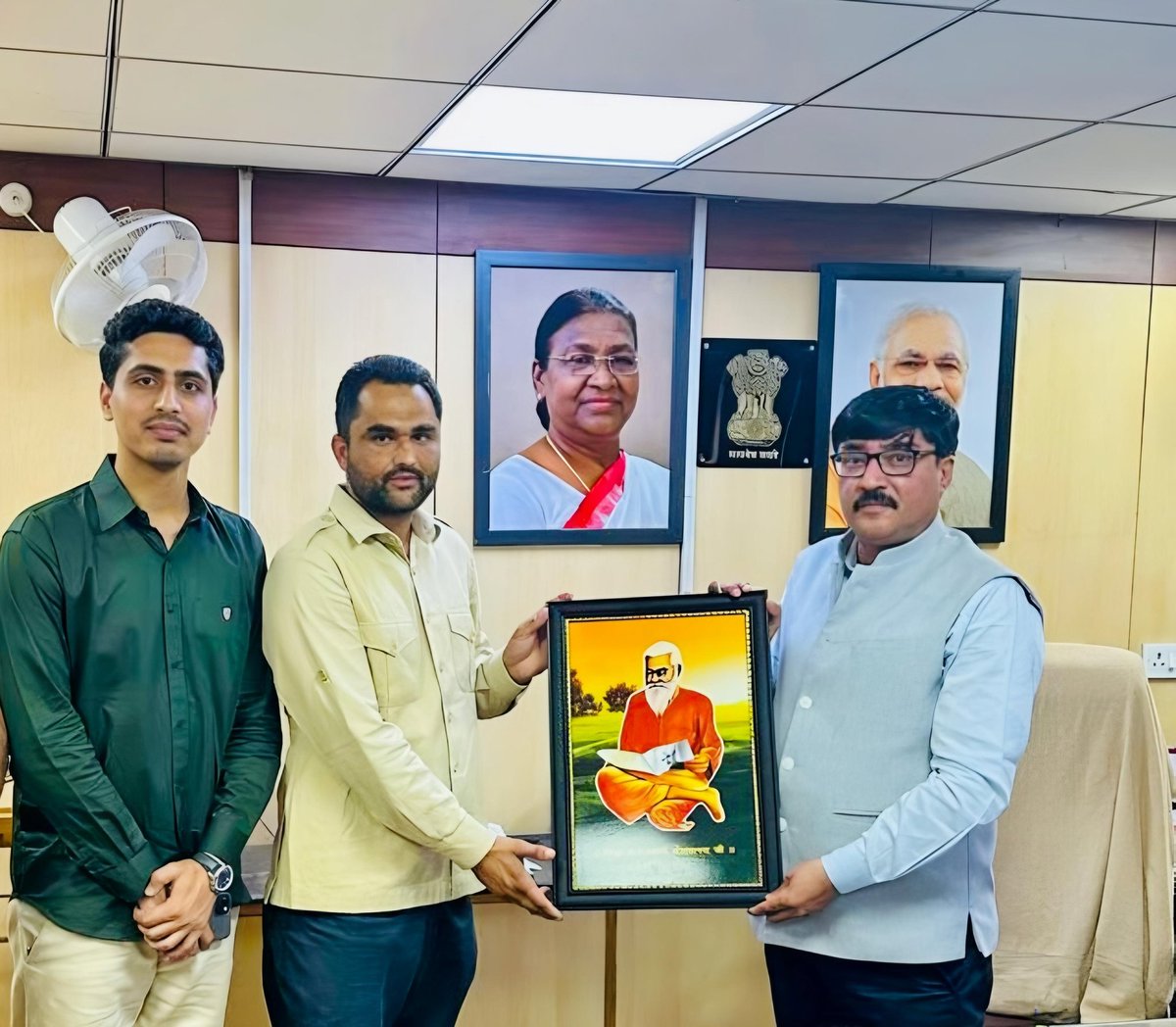 ॐ नमः शिवाय 
With great dynamic personality #Dr_Rajbir_Singh_Brar_Sir
#Deputy_Director_General, #Agricultural_Extension
#Indian_Council_of_Agricultural_Research
(#DDG #ICAR #AE)

राजनीति एक खेल है। चालाक लोग इसे खेलते हैं, 
और मूर्ख इस पर दिन भर चर्चा करते हैं....