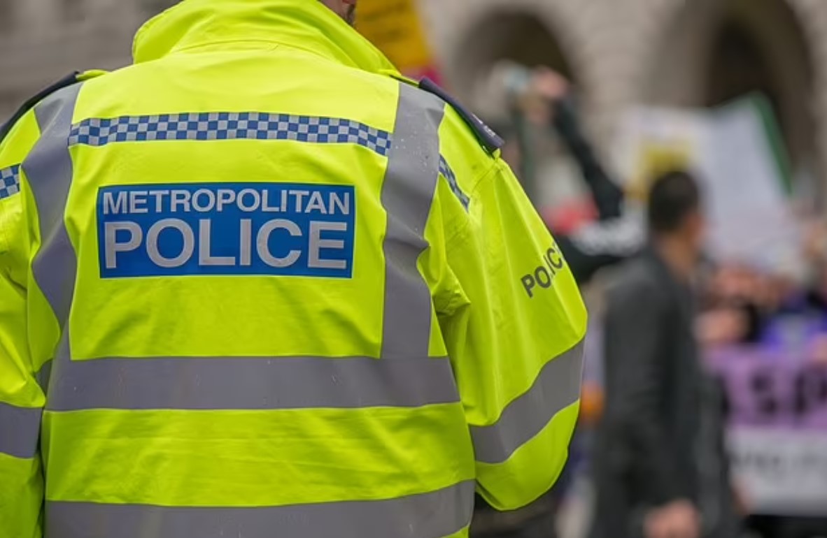 F_Desouche's tweet photo. Scotland Yard: les policiers blancs bannis des ateliers préparant aux entretiens de promotion
 https://t.co/94mwndeXQ1 https://t.co/yTVeVpIiPz
