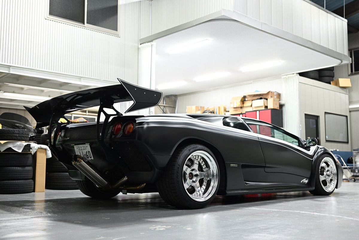 diablo VT 6.0  Anija special

LP500R style

今回はディアブロをカウンタックLP500R風のラッピングで仕上げてみました
色はお客様の要望によりマットカラーをチョイス。

このようなデザインラッピングや、ホイール、ウイングのカスタムなどお好みに合わせご提案可能です。ぜひご相談くださいませ！