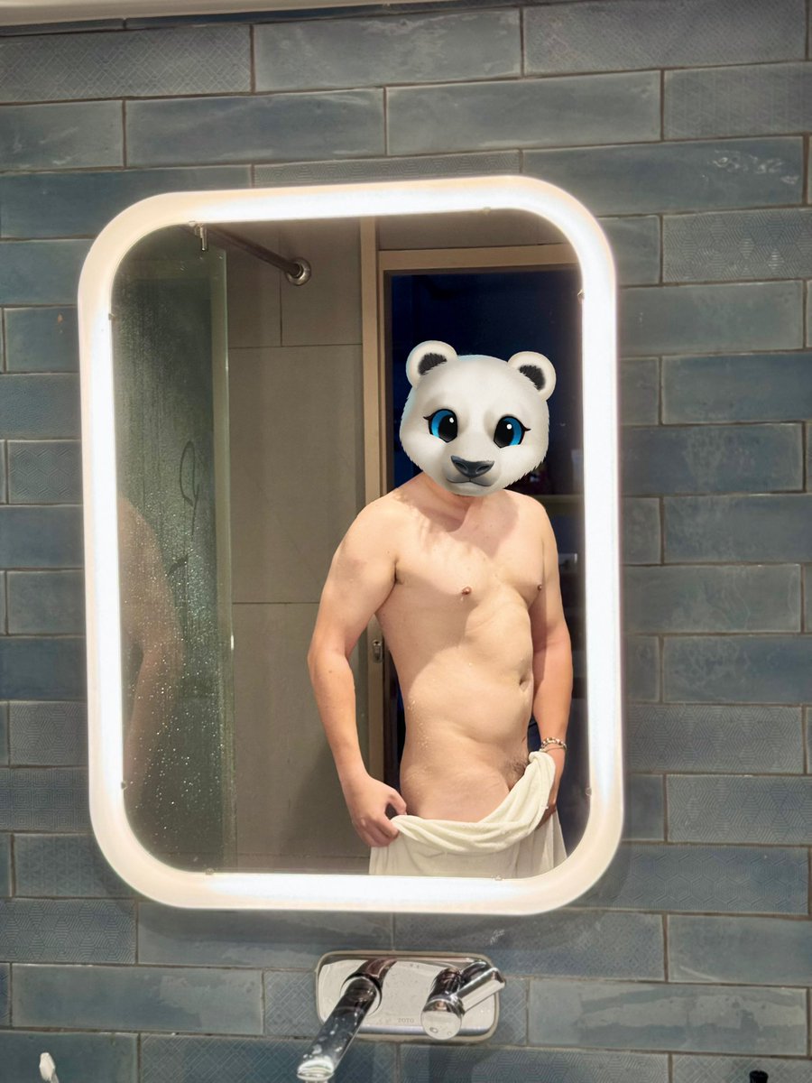 ร้อนมาก อยากอาบน้ำสักล้านรอบ 
อาตี๋หมีขาว แบบนี้ไม่รุ้ใครจะชอบใหมงับ งื้อ