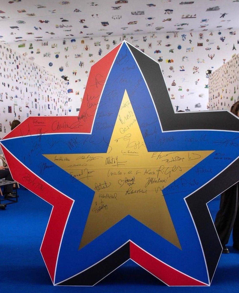 Shqipëria 🇦🇱 qëndroi në zemër të diplomacisë evropiane, teksa 47 udhëheqës të vendeve evropiane🇪🇺 së bashku me drejtuesit e organizatave kryesore rajonale dhe ndërkombëtare u mblodhën në Tiranë për Samitin e Komunitetit Politik Evropian,nën drejtimin e Kryeministrit Edi Rama 🤝