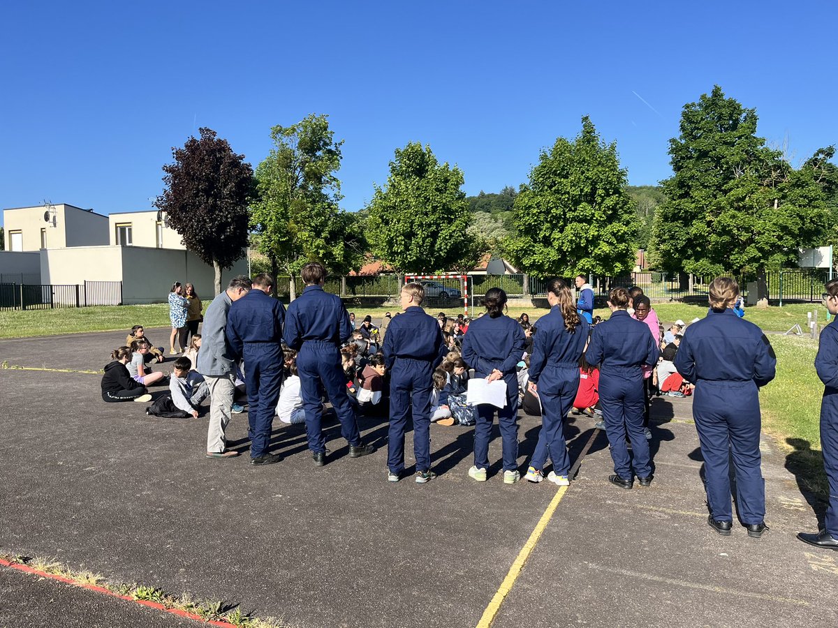 CollegePagnol's tweet photo. Journée Prox’Aventure
Nos élèves de 5e et de 6e ainsi que les CM2 ont passé une excellente journée ! Des rencontres, du dépassement de soi et surtout un dialogue serein et un respect mutuel entre nos élèves et les forces de police. Merci à nos cadets EAJ pour l’encadrement. https://t.co/hGpg6c69RZ