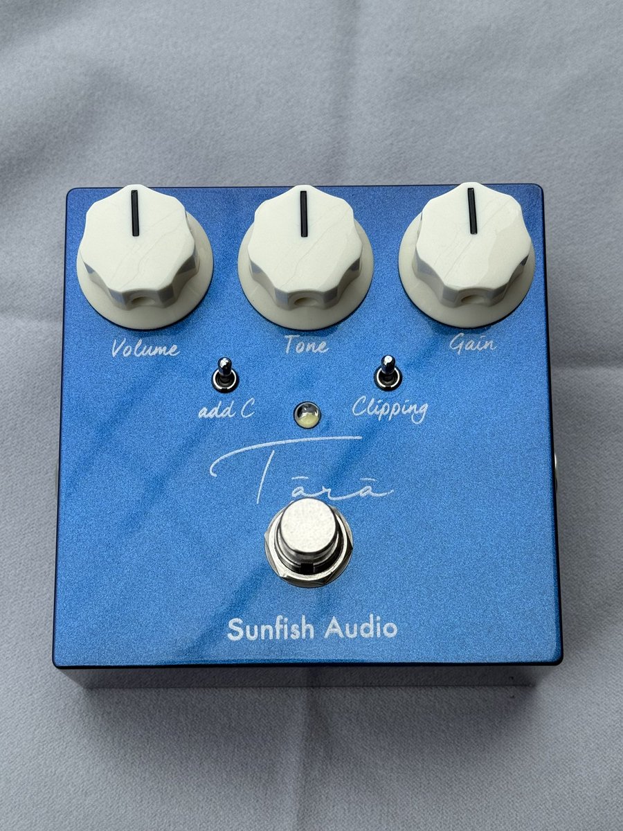 FULLUP1997's tweet image. フルアップ開いてます。本日20:00までお問い合わせご来店お待ちしております。Sunfish Audio Tara 角度によってブルーからパープルへ色が変わる限定カラー入荷！プロギターリストも愛用している、多彩なドライブサウンドが出せるオーバードライブペダルです。オススメです！