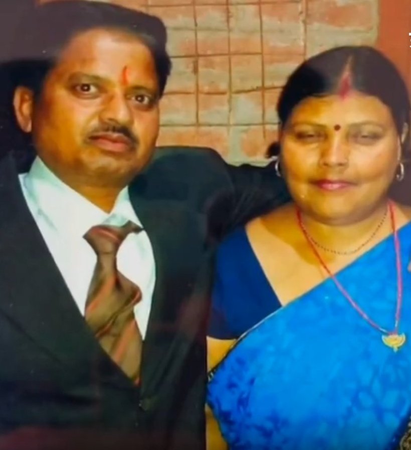 उत्तर प्रदेश के बलिया जिले में एक दिल दहला देने वाला मामला सामने आया है,
बलिया में 50 साल की पत्नी ने 30 साल के प्रेमी के साथ मिल फौजी पति को 6 टुकड़ों में काट डाला ।

 माया ने अपने प्रेमी के साथ मिलकर इस हत्याकांड को अंजाम दिया। हत्या के बाद, शव को छह टुकड़ों में काटकर अलग-अलग