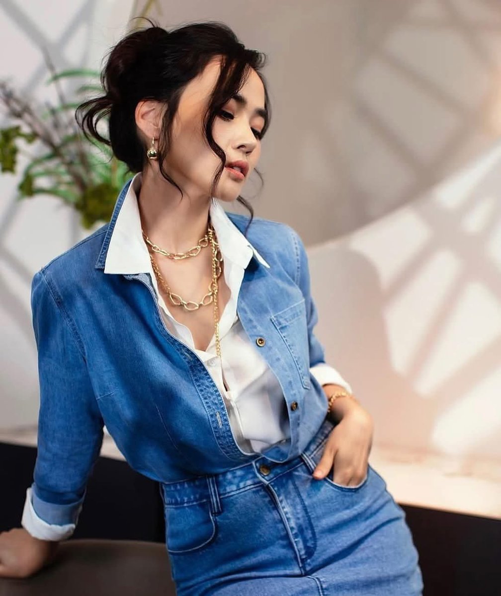 G-class энэ тэр унацан, тэрбумын байранд амьдардаг, Ганцхан саяхан төгрөгний цалинтай жүжигчин хүн ш дээ Бас л үндэслэлгүй гэнэт баяжсан
Жүжигчин та орлогоо нотлооч, хаанаас ийм их орлого олоо вэ та харьяа татварын албандаа хэдэн төгрөгний татвар төлсөн бэ