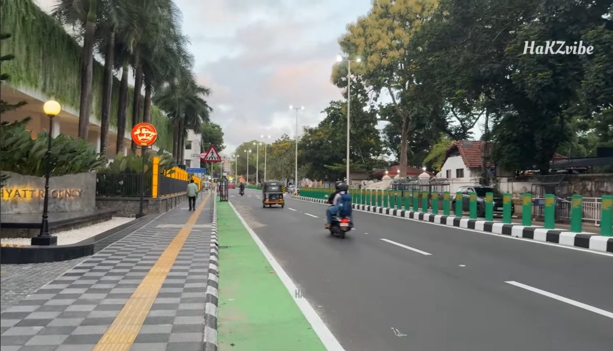 Trivandrum plucked these 3 low hanging fruits ( clearing scrap, cleaning dusty edges, proper lane markings ) and see the difference in road aesthetics. Why can't every city do this, these are the most basic and cheapest things to do, no rocket science as such.
