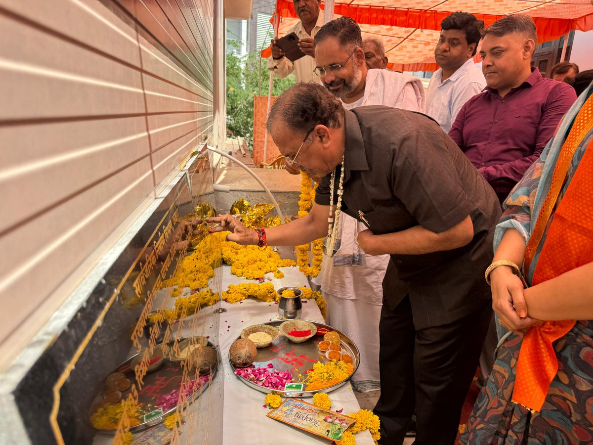 VasudevDevnani's tweet photo. अजमेर उत्तर विधानसभा क्षेत्र के वार्ड 3 स्थित श्रीजी विहार और साईं विहार कॉलोनी में सड़क निर्माण कार्य का शुभारंभ किया। 

अजमेर उत्तर विधानसभा क्षेत्र के प्रत्येक कोने में विकास कार्य हो रहे है और आमजन की सुविधार्थ प्रत्येक प्रयास किया जा रहा है। 

#AjmerNorth #ApneDevnani #Development