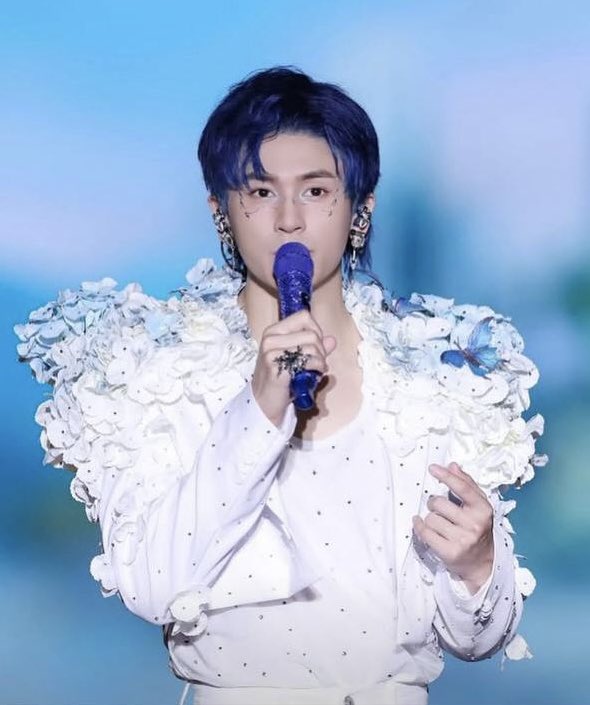 onauratoutvu_gr's tweet photo. On Aura Tout Vu reveals a custom look for Zhang Zhehan: crystal-embroidered white &amp; blue ensemble, with handcrafted sparkling hortensias. ✨🇫🇷 #ZhangZhehan #couture #OnAuraToutVu https://t.co/NTllkvQHpe