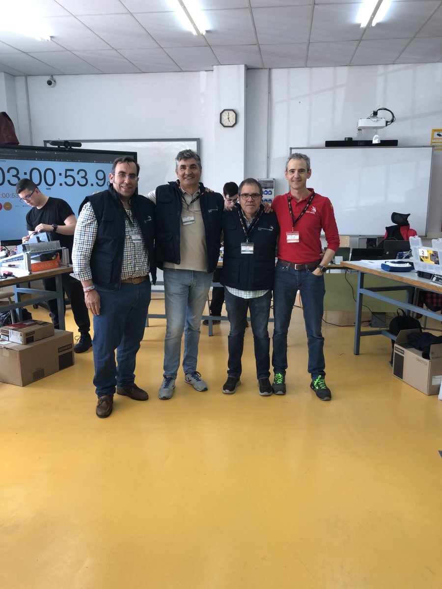 En esta foto hay muchas ediciones de SpainSkills, WorldSkills, competiciones autonómicas, esfuerzos y desvelos por la formación profesional. ¡Gracias, amigos, por estar en Control Industrial en nuestras #ExtremaduraSkills 2025! #FP <a href="/Spainskills_fp/">Spainskills</a> <a href="/fpelectrotellez/">fpelectrotellez</a>