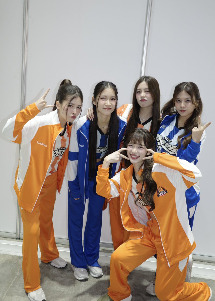 qrraofficial's tweet photo. ไม่ชอบเอาชนะ แต่เรื่องอะไรต้องแพ้อะ 😏🔥

🧡💙
#OLYMPOPDAY
#QRRA
#PEONY
#คาร์ร่า https://t.co/PeGOXq6nIY