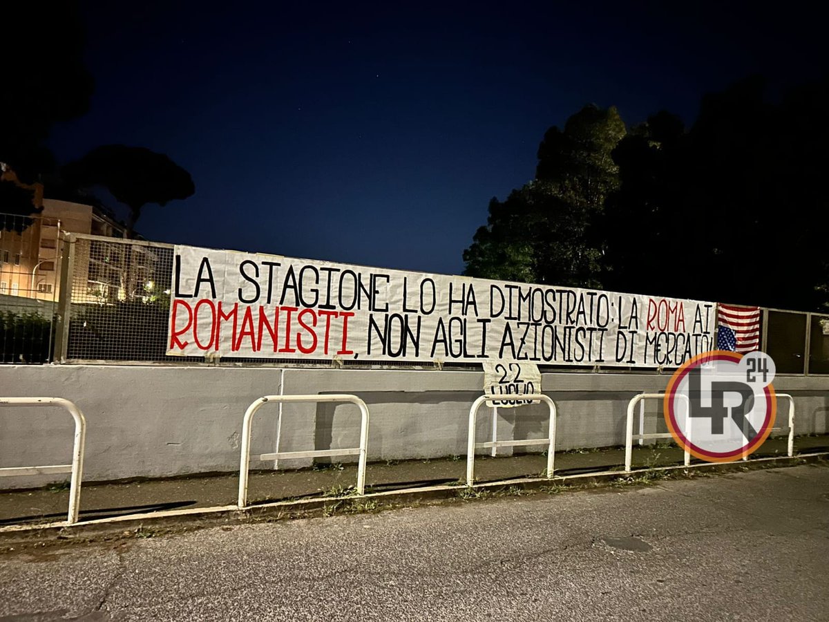 LAROMA24's tweet photo. 🟡🔴 Roma: striscioni polemici in città contro i Friedkin. Da "La Roma ai romanisti, non agli azionisti di mercato" a "Non vogliamo più stelle...né strisce!" (FOTO)
⏩ https://t.co/fbjD4uJzno
#AsRoma https://t.co/LtLzbkGMQs