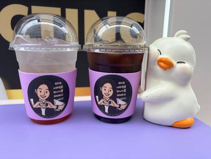 This truck came out today to support Shin Hae Sun as well as the staff and crew through filming. Hope this gave you warmth and strength during your busy day. 

<a href="/official_SEESUN/">매니지먼트 시선</a>

#ShinHaeSun #TheArtofSarah 
#ProjectSunshine
#AllForHaeSun
#레이디두아 #LadyDoir
 #신혜선 #申惠善