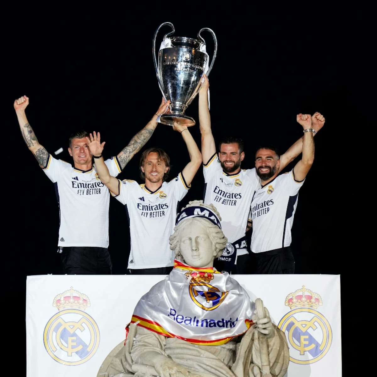 El Madrid celebraba hace un año en Cibeles un título que vale más que todo lo que festejó ayer el Bar$a junto.
Sin acordarse del rival ni mucho menos mostrar simbología ultra, juntarse con encapuchados u ondear banderas de repúblicas imaginarias.
Siempre hubo clases.