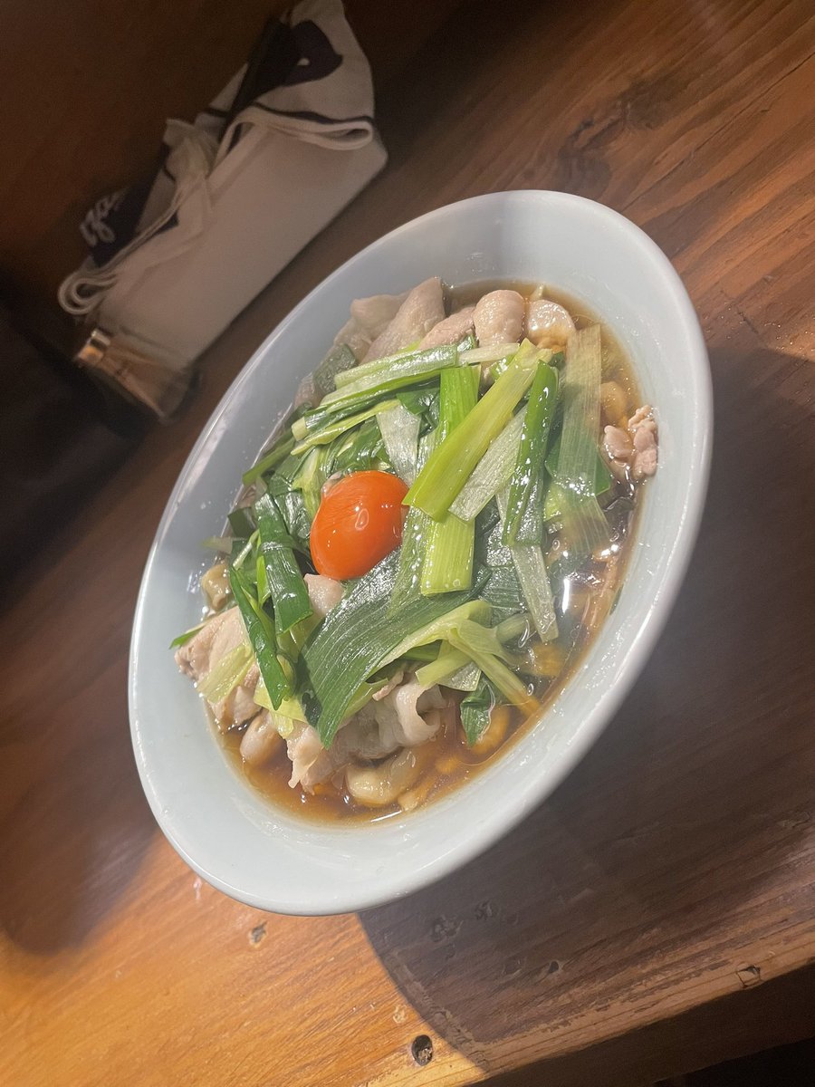 こんにちは。平戸です。
本日5/17(土)夜
突発限定
「極太手打ち肉南蛮」
¥1300 約40杯提供予定

麺量はストロングスタイル
固定の250g、特盛等不可
またトッピングは特製などおすすめしません。味玉などはいいと思います。

年に一度の手打ちです。
よろしくお願いします。