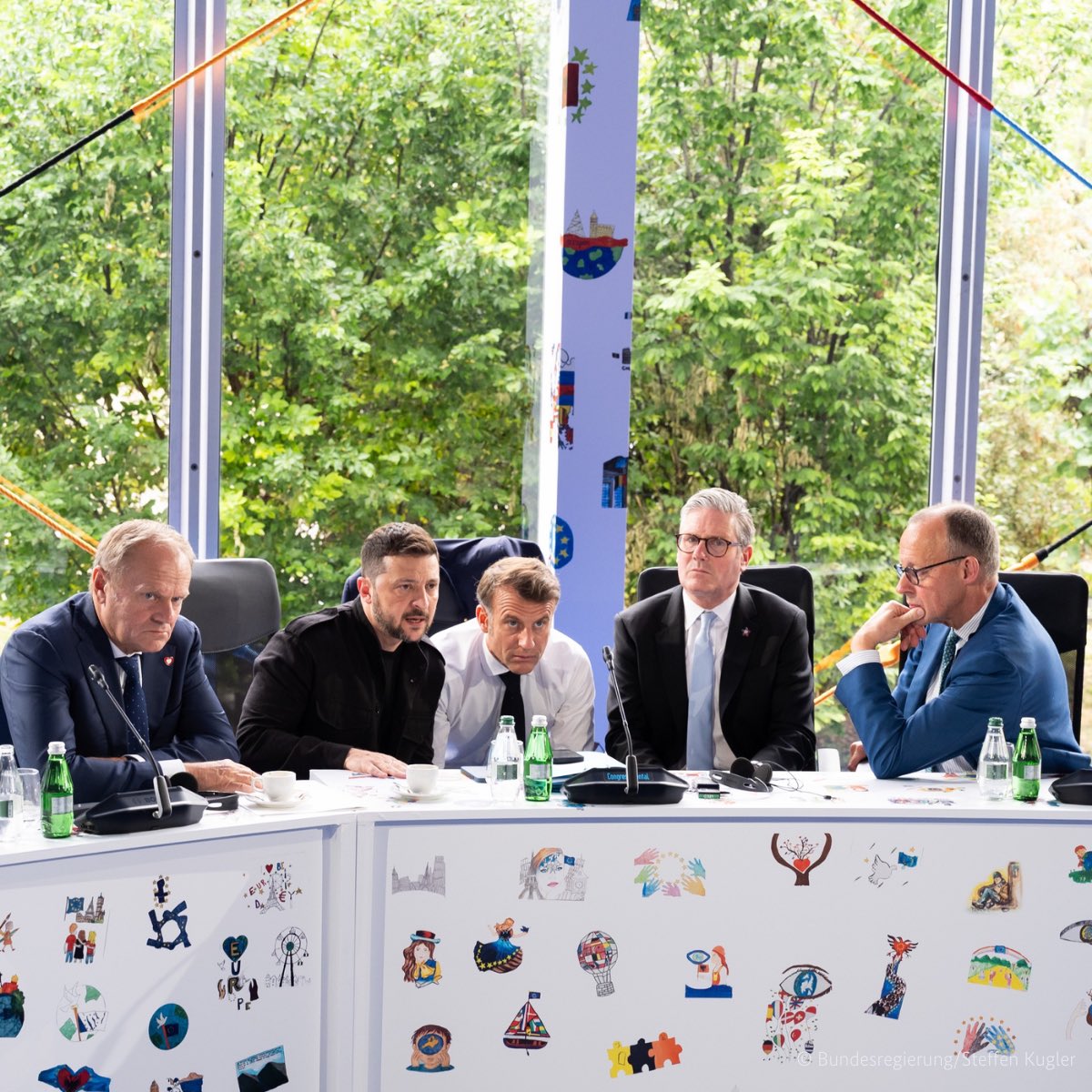 Grundproblem ist doch, dass keiner die Europäer so richtig ernst nimmt.

Ob so ein Auftritt in Kindergarten - Optik mit Aufkleben und Körperhaltung wie 5 Tränen da Abhilfe schafft?