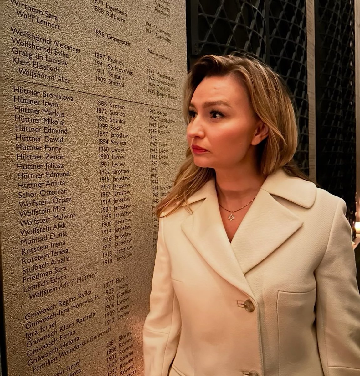 ”Att kunna bära sin Davidsstjärna eller kippa öppet i Sverige, och med stolthet, ska vara en självklarhet. Men de senaste åren har vi sett hur antisemitiska hatbrott ökat och många judar är rädda för att ge uttryck för sin judiska identitet. Så kan vi inte ha det. Det finns