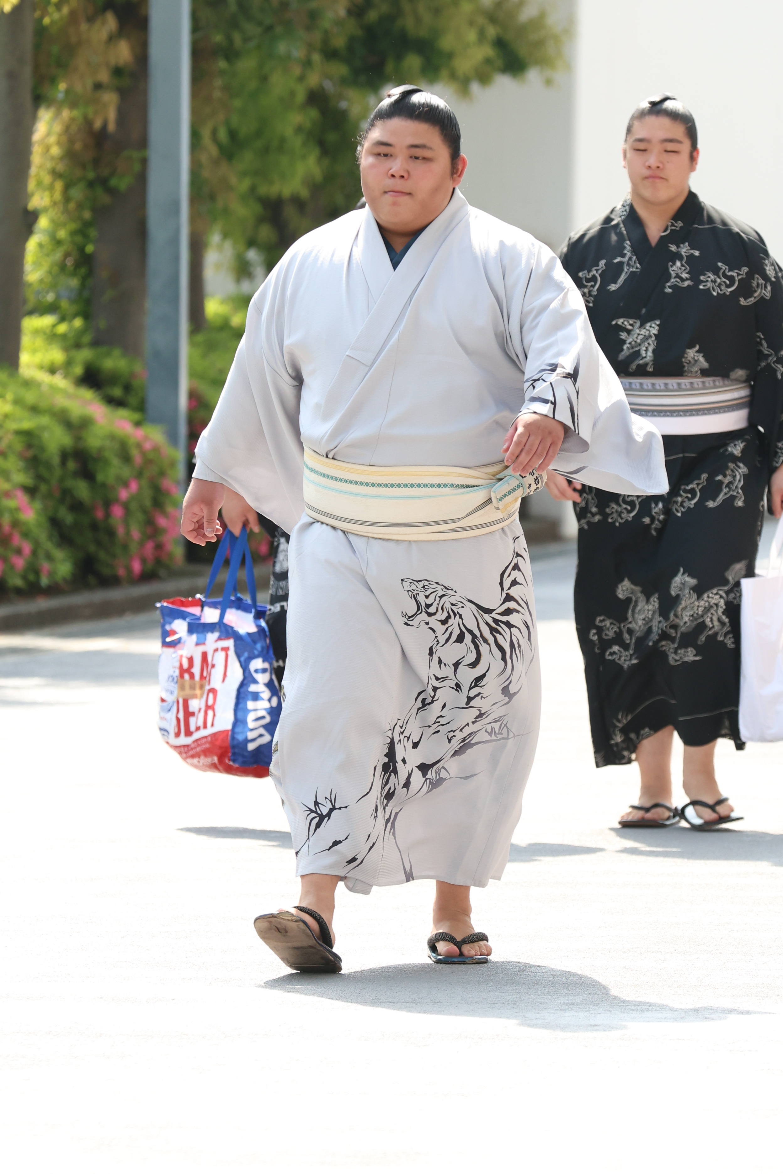 日展会員 川人勝延作1.8尺幅横富士山麓 縦146cm 幅67cm 太巻二重箱 日展会員 川人勝延作1.8尺幅横富士山麓 縦146cm