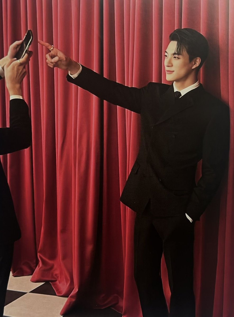 ลุคสูทดำผมบลอนด์กุก้เขินจะตายละ เจอชอตฮีย่อถ่ายให้โน่กุหน้าเบี้ยวตีนหยิกไปเลย โคตรจะดูคลั่งรัก obsessed bf ของจริง ตัวเองจะถ่ายท่าไงไม่สน ขอเธอออกมาดูดีพอ