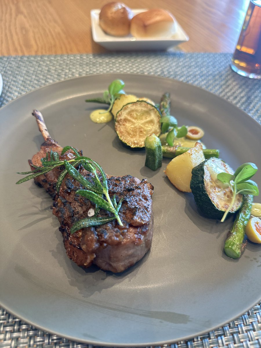 シーズナルメニュー・肉料理、いただきました😋

個人的に大好きな仔羊🐑に期待大😍でしたが、大満足✨
柔らかくジューシーなお肉に、香ばしいオニオンチャツネ、鮮やかなグリーンのマスタードソースも、ハーブ🌿の香りがして美味しい😋
コチラもお代わり必須です！