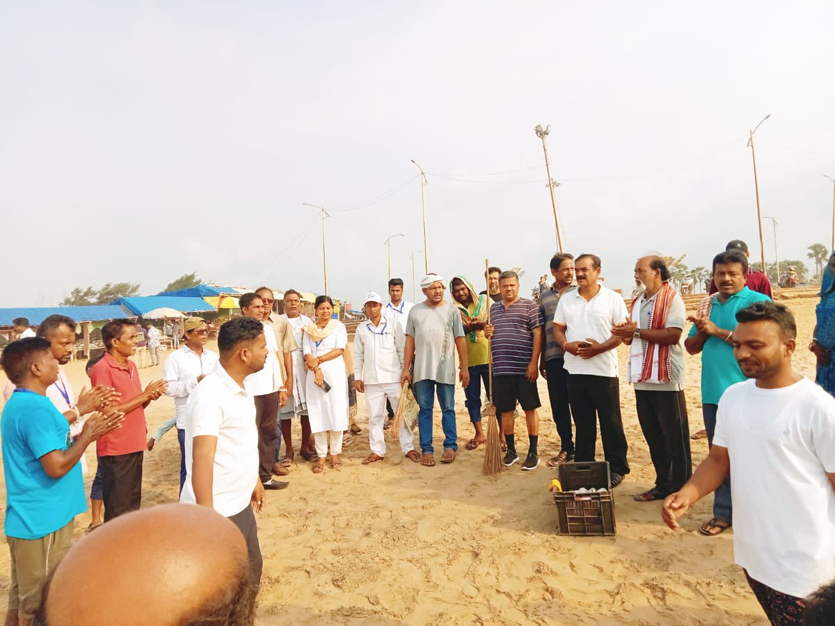 RGPRSOdisha's tweet photo. We began the Day 2 of the Puri district level #SarvodayaSankalpShivir at NAC Konark by conducting 'Shramdaan'
by conducting beach clean at the world famous Chandrabhaga beach at Konark. @sudarsandasINC @subashnayak7 @umaballav https://t.co/z3ezpOWRNp