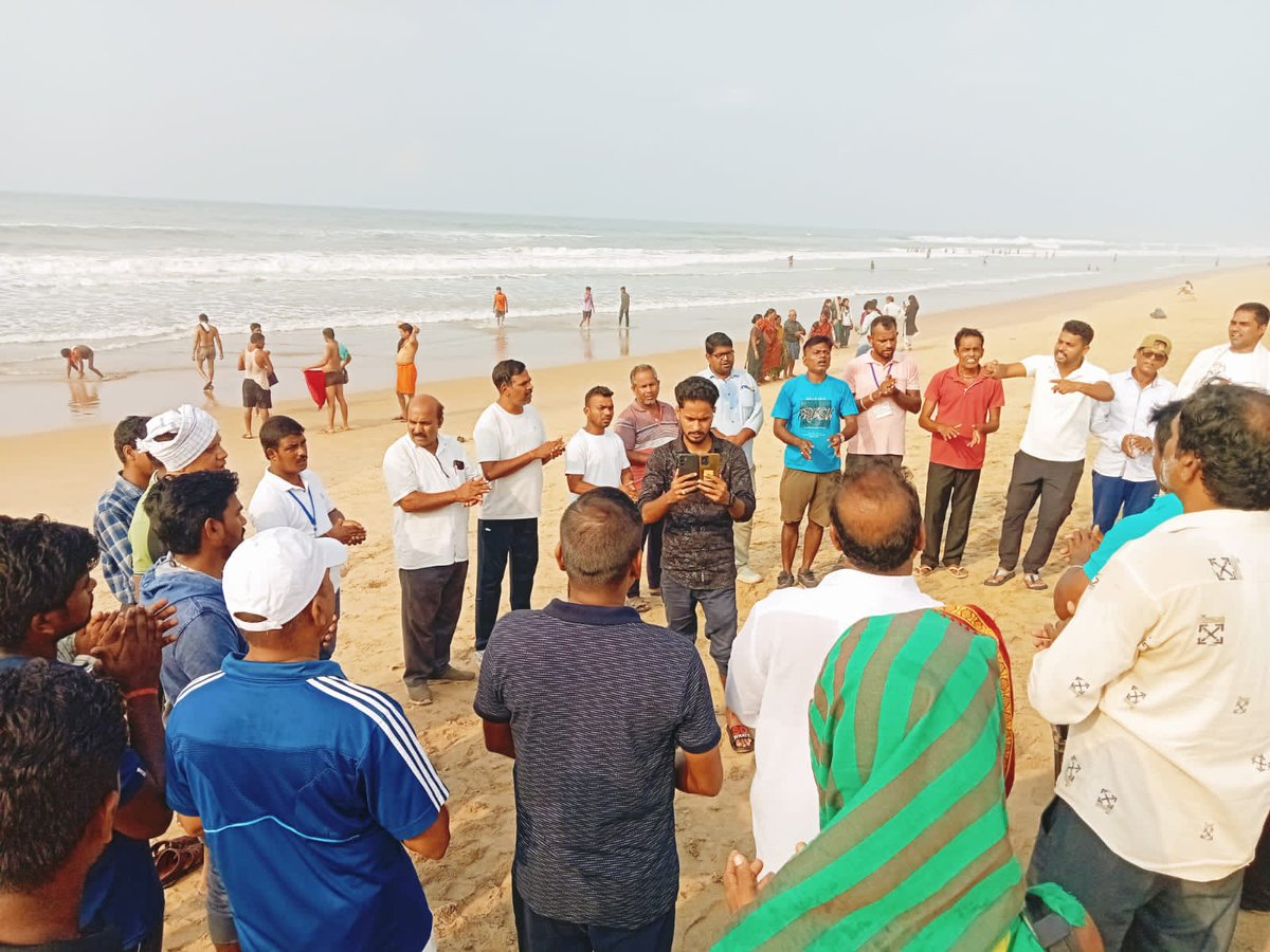 RGPRSOdisha's tweet photo. We began the Day 2 of the Puri district level #SarvodayaSankalpShivir at NAC Konark by conducting 'Shramdaan'
by conducting beach clean at the world famous Chandrabhaga beach at Konark. @sudarsandasINC @subashnayak7 @umaballav https://t.co/z3ezpOWRNp