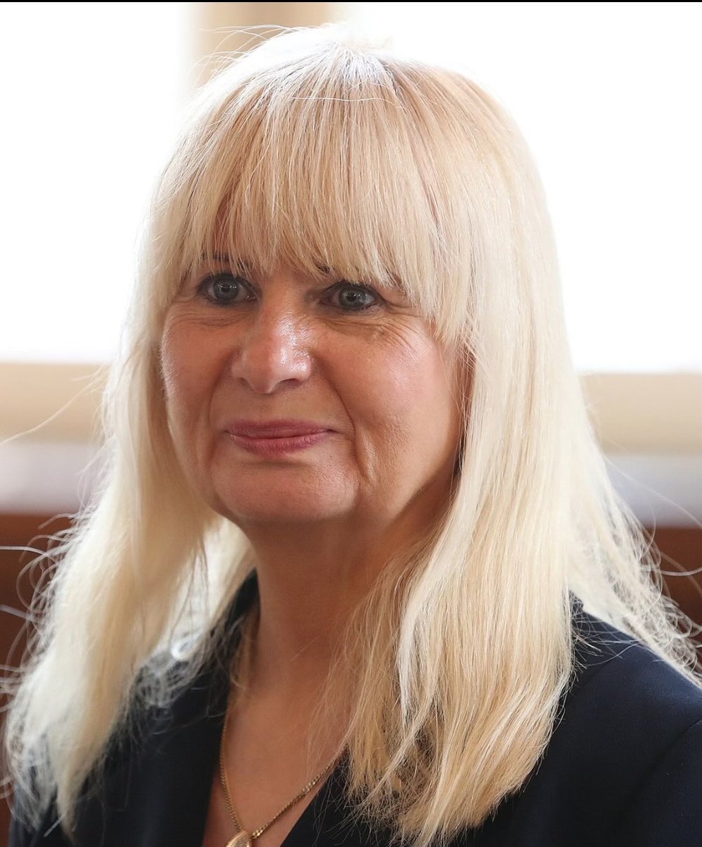 RedFraggle15's tweet photo. Das ist Iris Sprangler
Iris studierte an der HU Rechtswissenschaften
Iris hat keine Abschluss
Iris machte eine Ausbildung zur Bilanzbuchhalterin
Iris wurde Innensenatorin von von Berlin
Da wo das russische Haus steht.
Da wo Polizisten sterben
Da wo Unis verwüstet werden https://t.co/0fC3G2Pfhe