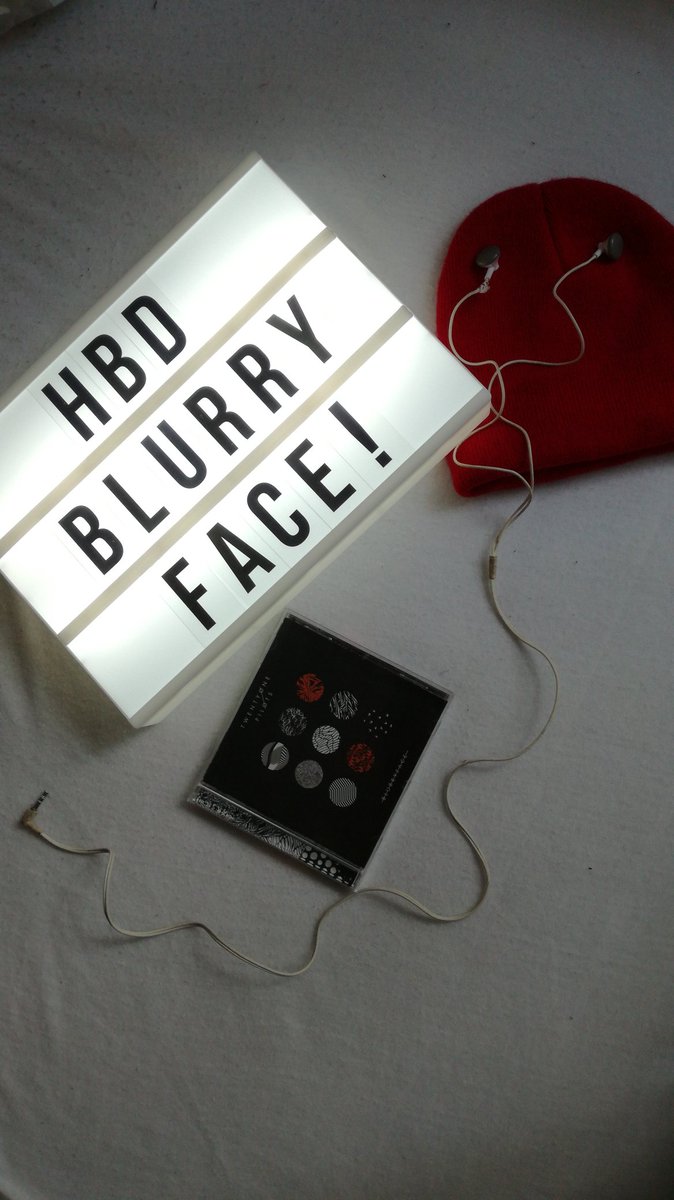 Luss__v's tweet photo. Happy birthday Blurryface! Thank your everything! You changed my life. ❤️🖤💀👽🎤
#blurryface #blurryface10 #bfx @twentyonepilots https://t.co/l3qLpaMMq4