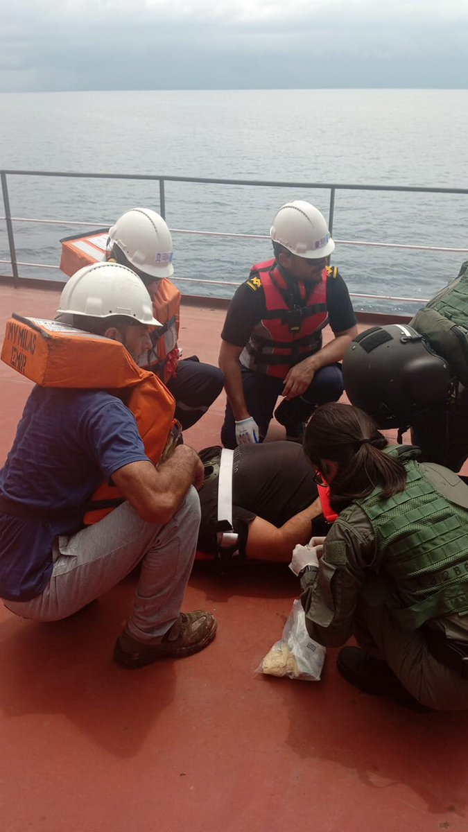 denizcilikgm's tweet image. 🚨Riau Adaları&apos;ndan Singapur’a seyir halindeki MV MİLAS gemisinde rahatsızlanan denizcimizin tıbbi tahliyesine karar verilmiştir.🩺

#MSRCC Ankara ve #MRCC Singapur koordinasyonuyla denizcimizin tahliyesi helikopterle başarıyla gerçekleştirilmiştir.🚁

Denizcimize acil şifalar...