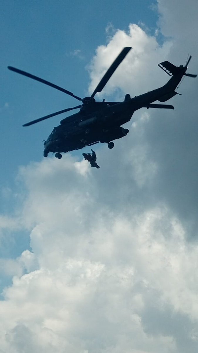 denizcilikgm's tweet image. 🚨Riau Adaları&apos;ndan Singapur’a seyir halindeki MV MİLAS gemisinde rahatsızlanan denizcimizin tıbbi tahliyesine karar verilmiştir.🩺

#MSRCC Ankara ve #MRCC Singapur koordinasyonuyla denizcimizin tahliyesi helikopterle başarıyla gerçekleştirilmiştir.🚁

Denizcimize acil şifalar...