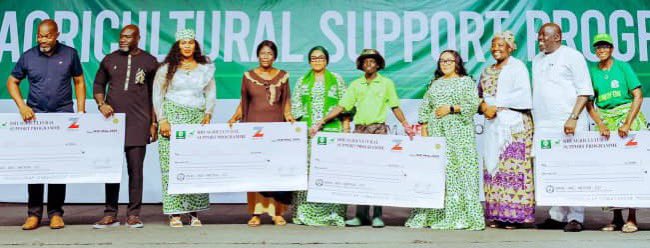 “Big win for Delta farmers! 🌾 First Lady Oluremi Tinubu don empower 400 farmers with inputs &amp; cash via Renewed Hope Initiative. More food, more jobs! 💪 Naija agric dey rise! Which state next? #NigeriaAgriculture  #deltastategov