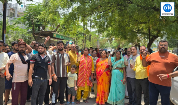 DNHindi's tweet image. लखनऊ: नगर निगम के खिलाफ रजनीखंड में हंगामा 

➡️साफ-सफाई की लापरवाही पर लोगों का फूटा गुस्सा
➡️गंदगी और दूषित पानी से परेशान हैं स्थानीय निवासी
➡️बीच सड़क पर गाड़ियां खड़ी कर जताया विरोध
➡️नगर निगम के खिलाफ रजनीखंड रोड पर जोरदार प्रदर्शन 

@LMC_Lucknow #Lucknow #PublicProtest