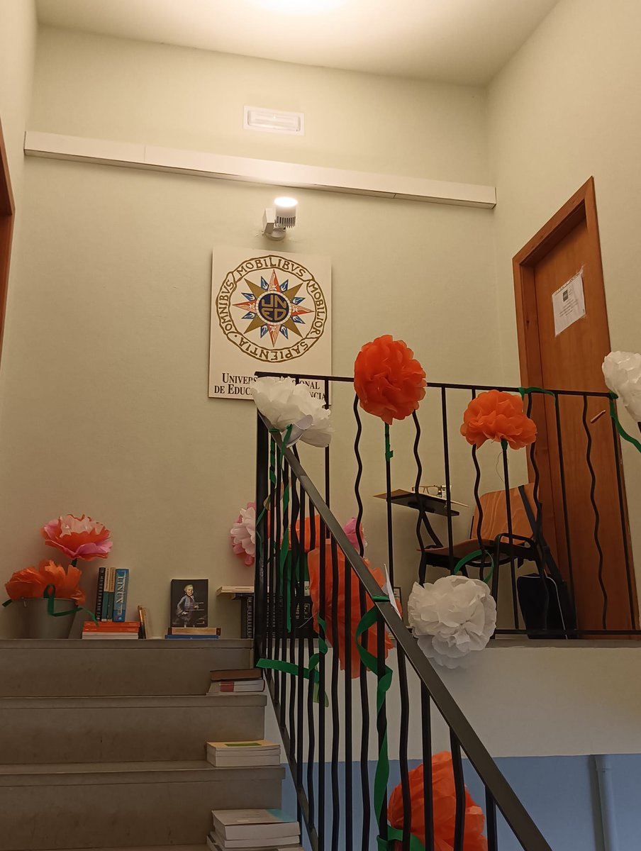 TCanyelles's tweet photo. 🌸 +📚 Mao+Flors 2025 también florece entre libros e ideas. Mirad cómo ha quedado esta combinación de flores y conocimiento en nuestro centro @UNEDMENORCA @UNED @UNEDIlles  se puede visitar este finde en el Claurstre del Carme https://t.co/HtsBeQlhJg