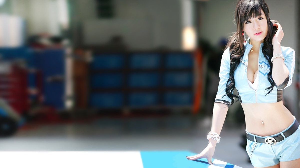 RuthDeetta94's tweet image. &quot;Khám phá phong cách năng động tại xưởng xe! Bộ đồ xanh nổi bật, tự tin khoe cá tính bên không gian hiện đại.  #ThờiTrang #NăngĐộng&quot;