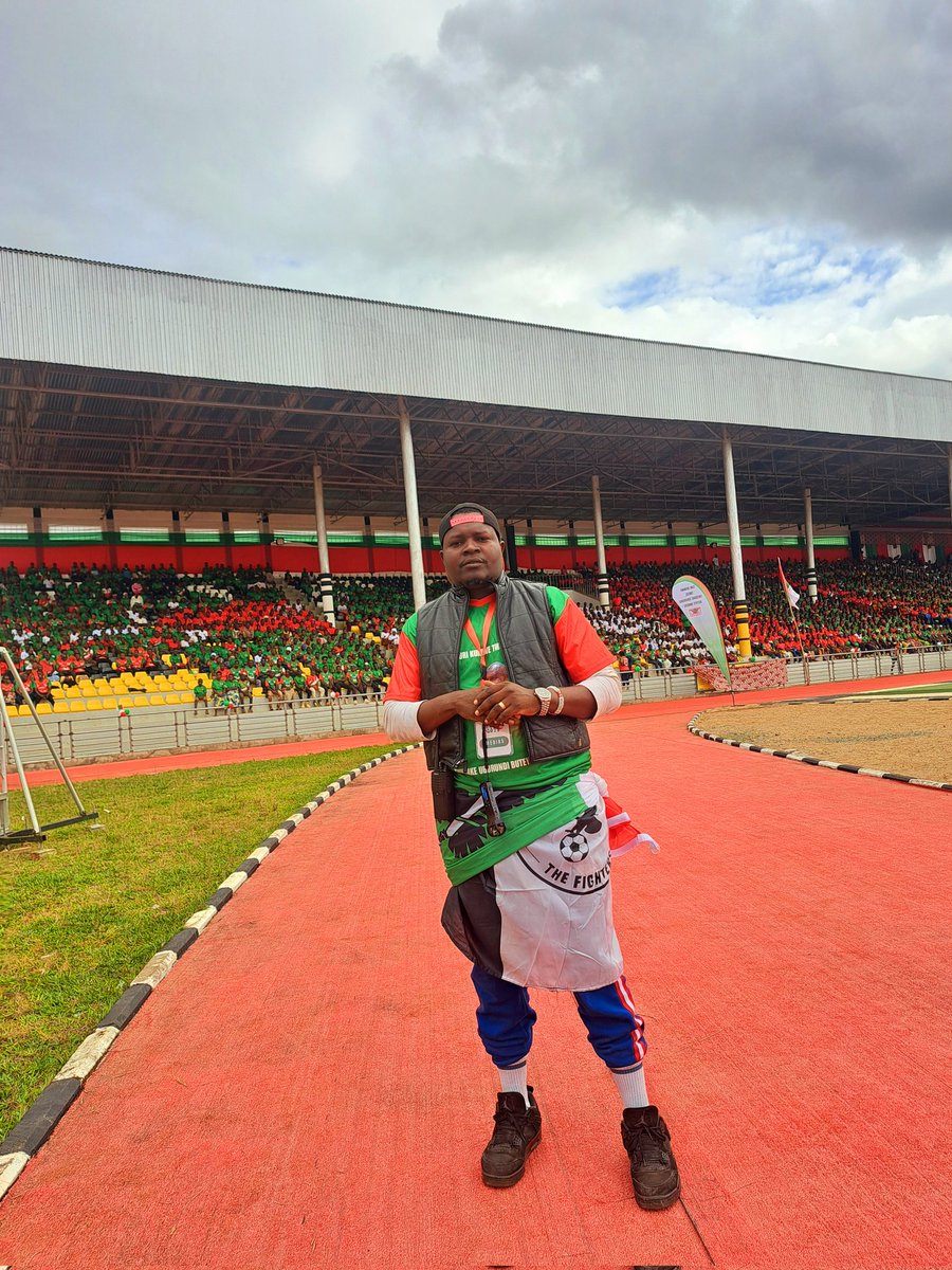 semavumba's tweet image. I #Burunga ndirandishije abiyamamarizayo.
Amajwi yose arahehejeje gufyetwa. 
65% y'abujuje stade Nkurunziza peace park Complex n'abahora bonona amajwi.
#Umunyoni