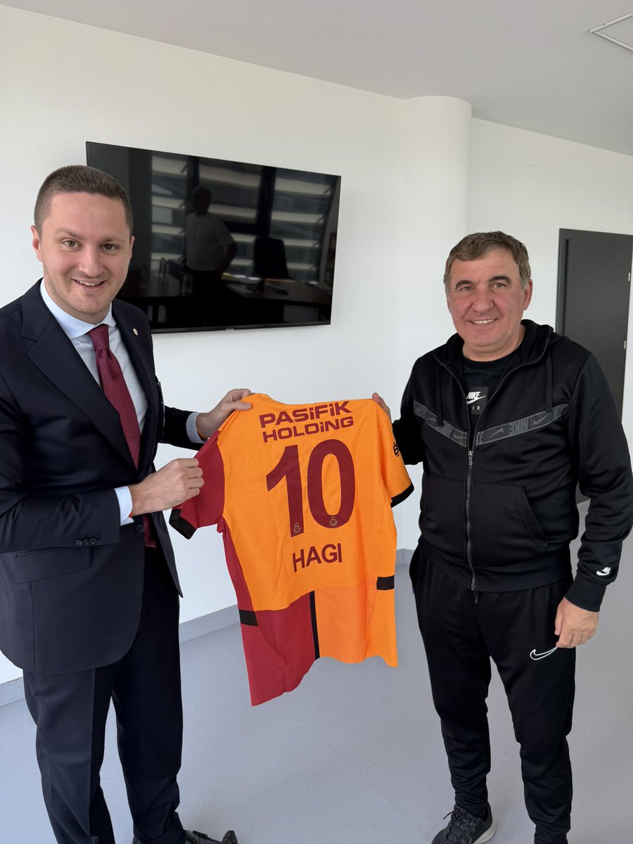 Galatasaray’ın ve futbol tarihinin en büyük isimlerinden, efsanemiz Gheorghe Hagi’nin misafiri olarak
kendisine ait kulübün tesislerini gezmek, onun futbola ve gençliğe kattığı vizyonu yerinde görmek benim için büyük bir onurdu.

Hagi ve Popescu gibi yaşayan efsanelerimizin