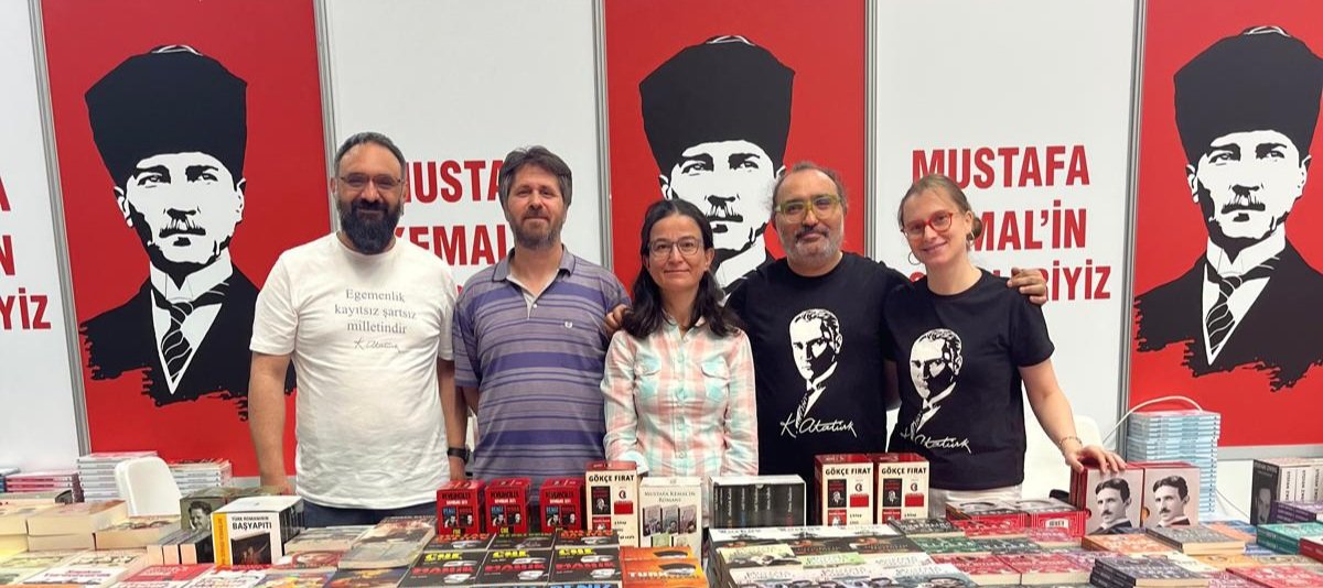 17-25 Mayıs 2025 tarihleri arasında 
Eskişehir Kitap Fuarı'ndayız.
Okuyucularımızı bekleriz.
Salon 2, no:201