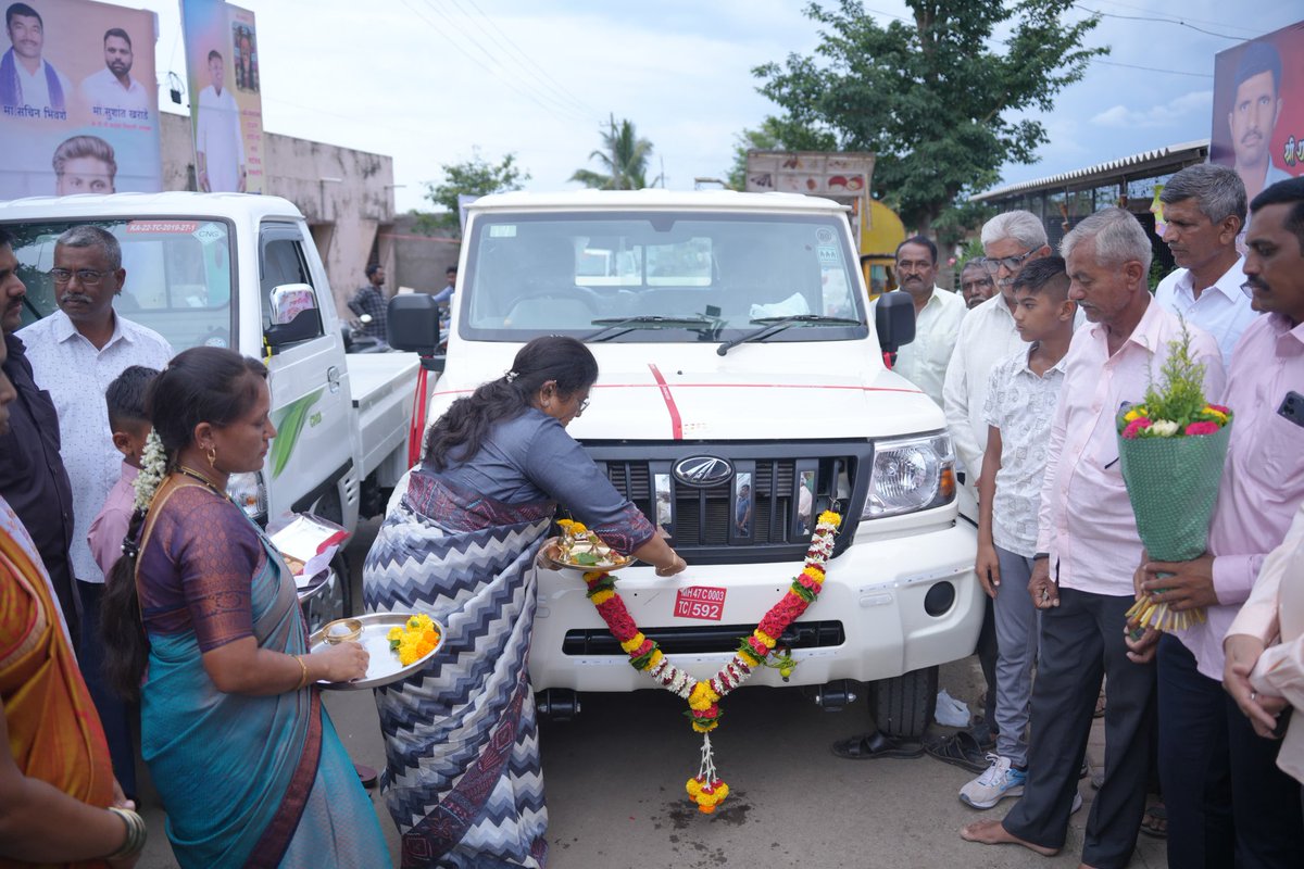 ShashikalaJolle's tweet image. ಸೌಂದಲಗಾ ಗ್ರಾಮದ ವೀರಶೈವ ಲಿಂಗಾಯತ ಅಭಿವೃದ್ಧಿ ನಿಗಮದ ಯೋಜನೆಯಡಿ 2023-24 ನೇ ಸಾಲಿನಲ್ಲಿ 3 ಲಕ್ಷ ರೂಪಾಯಿ ಮೊತ್ತದಲ್ಲಿ ಮಂಜೂರಾದ ಶ್ರೀ ಮಹಾದೇವ ಮೋರೆ ಅವರ ನೂತನ ಮಹಿಂದ್ರಾ ಬೊಲೆರೋ ಪಿಕಪ್ ಗೆ ಪೂಜೆ ಸಲ್ಲಿಸಿ,ಶುಭ ಕೋರಿ,ಅಭಿನಂದನೆ ಸಲ್ಲಿಸಿದ ಸಂದರ್ಭ.
ಈ ಸಂದರ್ಭದಲ್ಲಿ ಸ್ಥಳೀಯ ಮುಖಂಡರು ಹಾಗೂ ಕಾರ್ಯಕರ್ತರು ಉಪಸ್ಥಿತರಿದ್ದರು.
#nipani