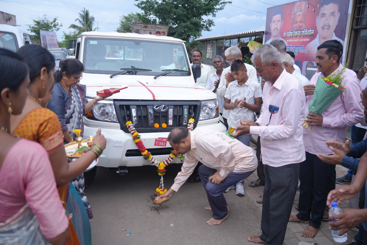 ShashikalaJolle's tweet image. ಸೌಂದಲಗಾ ಗ್ರಾಮದ ವೀರಶೈವ ಲಿಂಗಾಯತ ಅಭಿವೃದ್ಧಿ ನಿಗಮದ ಯೋಜನೆಯಡಿ 2023-24 ನೇ ಸಾಲಿನಲ್ಲಿ 3 ಲಕ್ಷ ರೂಪಾಯಿ ಮೊತ್ತದಲ್ಲಿ ಮಂಜೂರಾದ ಶ್ರೀ ಮಹಾದೇವ ಮೋರೆ ಅವರ ನೂತನ ಮಹಿಂದ್ರಾ ಬೊಲೆರೋ ಪಿಕಪ್ ಗೆ ಪೂಜೆ ಸಲ್ಲಿಸಿ,ಶುಭ ಕೋರಿ,ಅಭಿನಂದನೆ ಸಲ್ಲಿಸಿದ ಸಂದರ್ಭ.
ಈ ಸಂದರ್ಭದಲ್ಲಿ ಸ್ಥಳೀಯ ಮುಖಂಡರು ಹಾಗೂ ಕಾರ್ಯಕರ್ತರು ಉಪಸ್ಥಿತರಿದ್ದರು.
#nipani