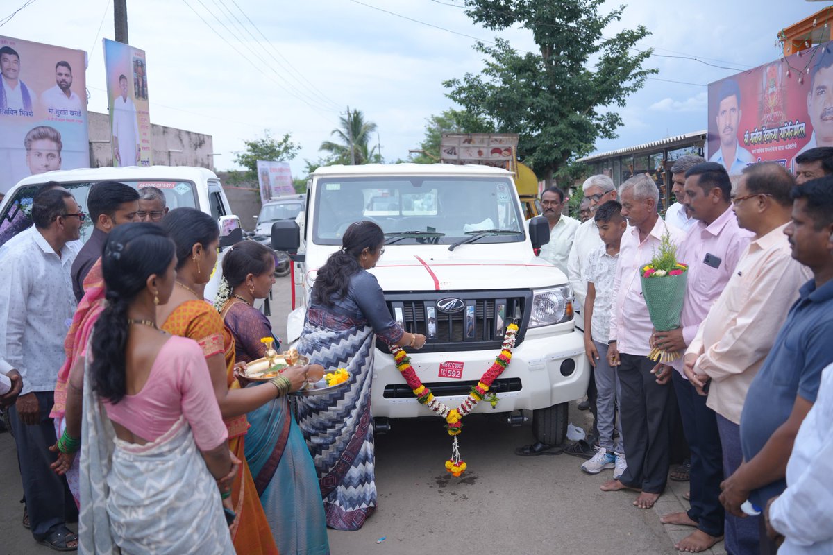 ShashikalaJolle's tweet image. ಸೌಂದಲಗಾ ಗ್ರಾಮದ ವೀರಶೈವ ಲಿಂಗಾಯತ ಅಭಿವೃದ್ಧಿ ನಿಗಮದ ಯೋಜನೆಯಡಿ 2023-24 ನೇ ಸಾಲಿನಲ್ಲಿ 3 ಲಕ್ಷ ರೂಪಾಯಿ ಮೊತ್ತದಲ್ಲಿ ಮಂಜೂರಾದ ಶ್ರೀ ಮಹಾದೇವ ಮೋರೆ ಅವರ ನೂತನ ಮಹಿಂದ್ರಾ ಬೊಲೆರೋ ಪಿಕಪ್ ಗೆ ಪೂಜೆ ಸಲ್ಲಿಸಿ,ಶುಭ ಕೋರಿ,ಅಭಿನಂದನೆ ಸಲ್ಲಿಸಿದ ಸಂದರ್ಭ.
ಈ ಸಂದರ್ಭದಲ್ಲಿ ಸ್ಥಳೀಯ ಮುಖಂಡರು ಹಾಗೂ ಕಾರ್ಯಕರ್ತರು ಉಪಸ್ಥಿತರಿದ್ದರು.
#nipani