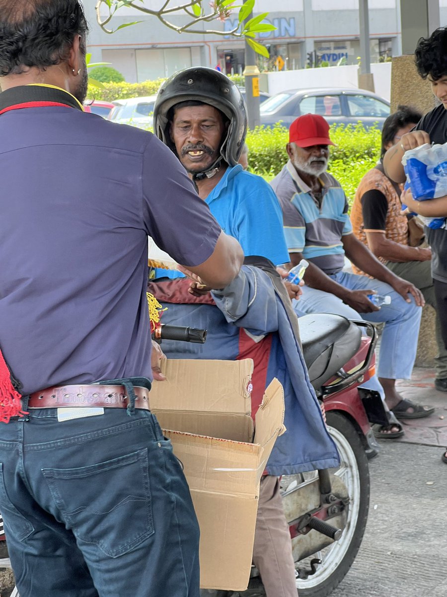 captaincvam's tweet photo. FOOD DONATION BY CVAM AT BUS STAND KLANG- 17/05/2025@1.30pm. Special thanks to Mdm.Kunavathy and Ms.Thila for helping. 
CVAM PRESIDENT 
K.KUMARADEVAN
#DMDKITWING
#dmdkvijayakanth
#PremalathaVijayakanth
#adunklang
#yayasanmesraselangor https://t.co/uWcL7i4iZR
