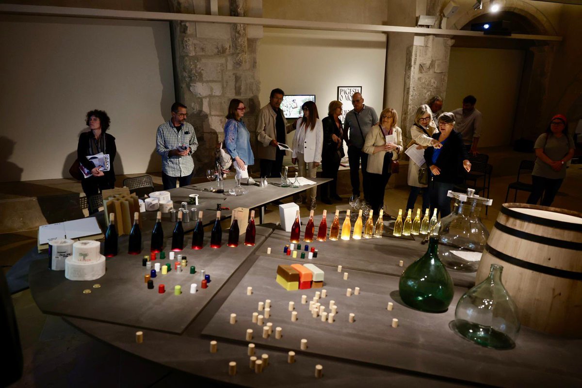 Queda inaugurada aquesta exposició ✂️

A SIMPOSI, oficis que parlen, vins que pensen hi trobareu un homenatge als oficis del món del vi 🏺i una veneració als seus objectes.

Veniu a gaudir-ne! 

Comissariada per @cordegat 

#VINSEUM #MuseudelVi #ViCatalà #CulturaiVi #ExposicioVi